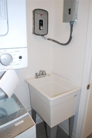 3621 NE 1st Ter, Oakland Park, FL 33334