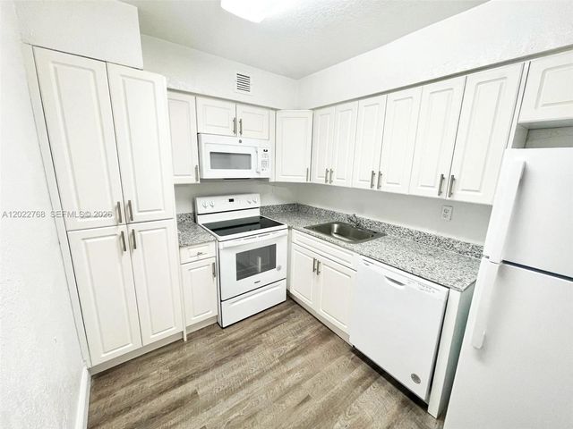 999 NE 167th St 521, North Miami Beach, FL 33162
