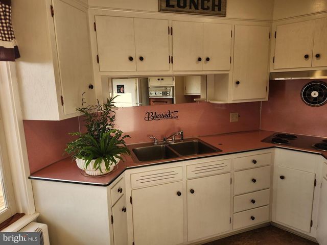 2361 LEABROOK RD, Lancaster, PA 17601