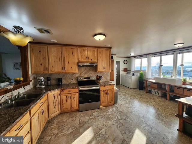 2361 LEABROOK RD, Lancaster, PA 17601