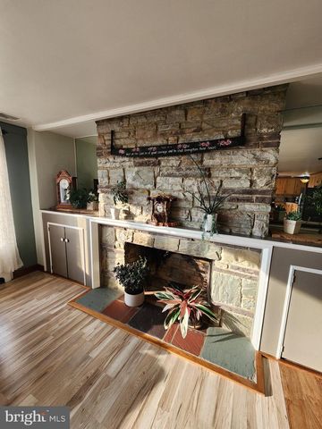 2361 LEABROOK RD, Lancaster, PA 17601