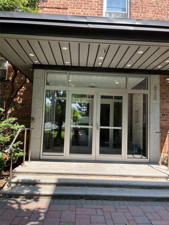510 Dubois Ave c3, North Valley Stream, NY 11581 — exterior