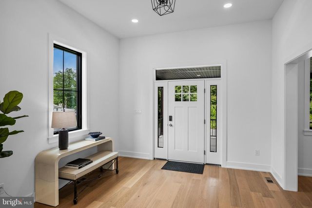8 CHAPEL AVE, Medford, NJ 08055