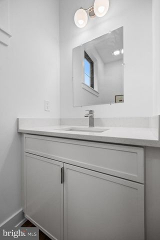 8 CHAPEL AVE, Medford, NJ 08055