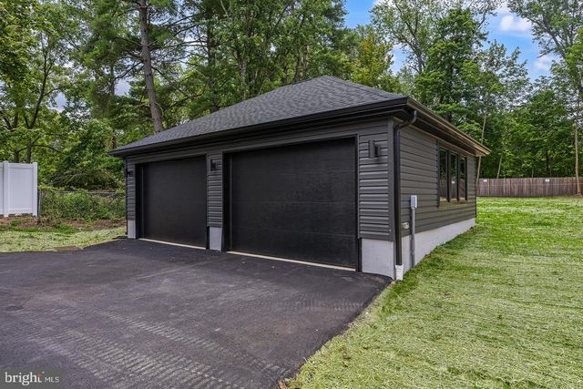 8 CHAPEL AVE, Medford, NJ 08055