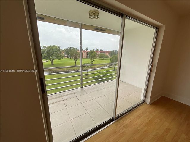 9481 Sunrise Lakes Blvd 302, Sunrise, FL 33322