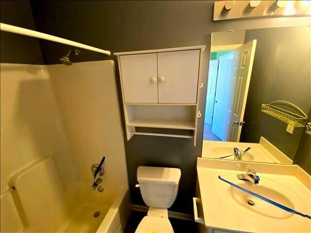 1172 WHITE OAK Lane, Liberty, MO 64068