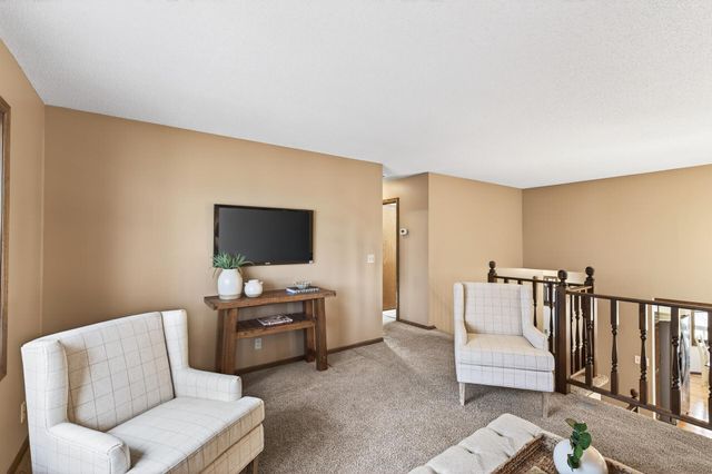 7050 43rd Street N, Oakdale, MN 55128