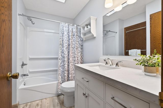 7050 43rd Street N, Oakdale, MN 55128