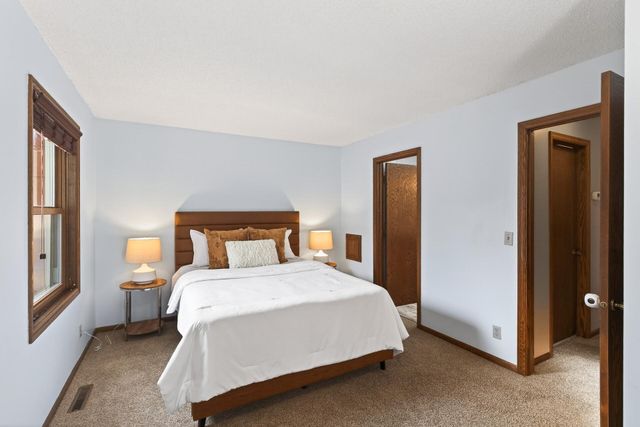 7050 43rd Street N, Oakdale, MN 55128