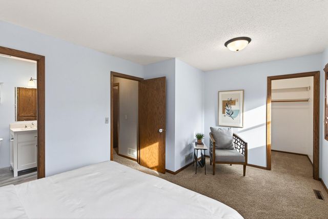 7050 43rd Street N, Oakdale, MN 55128