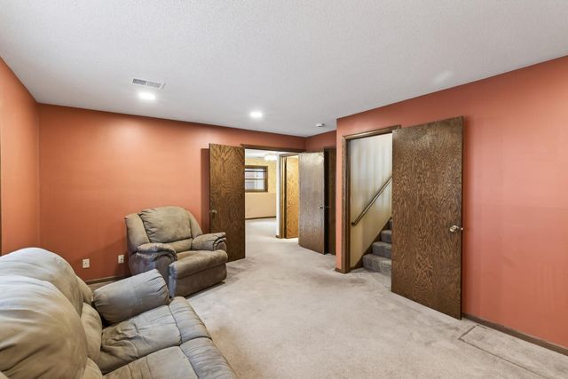 7050 43rd Street N, Oakdale, MN 55128