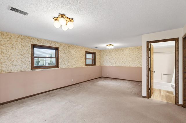 7050 43rd Street N, Oakdale, MN 55128