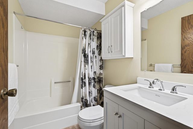 7050 43rd Street N, Oakdale, MN 55128