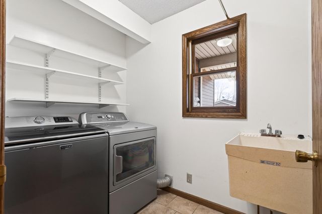 7050 43rd Street N, Oakdale, MN 55128