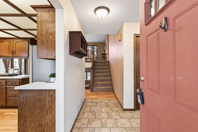 7050 43rd Street N, Oakdale, MN 55128