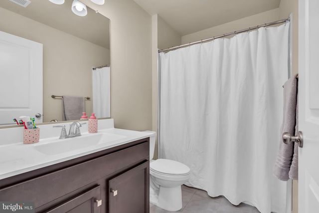 5 VENICE LN, Mount Laurel, NJ 08054