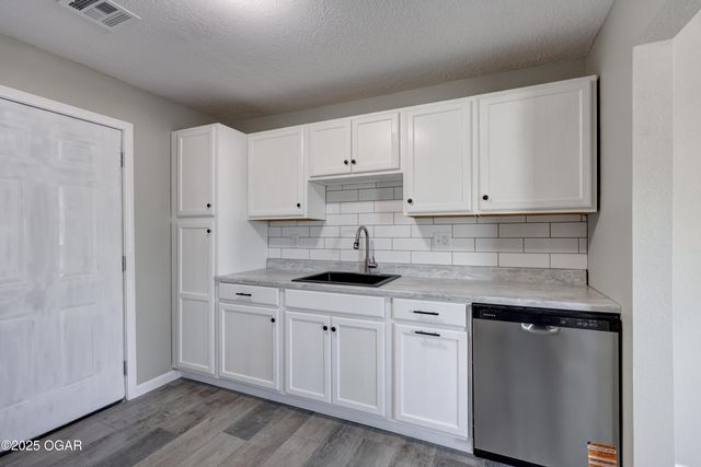 1828 W 4th Street, Joplin, MO 64801