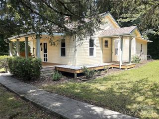 555 Oak Hill Court, Hendersonville, NC 28739