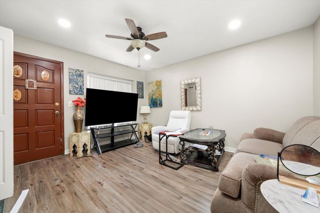 743 E Fullerton Avenue 105, Glendale Heights, IL 60139