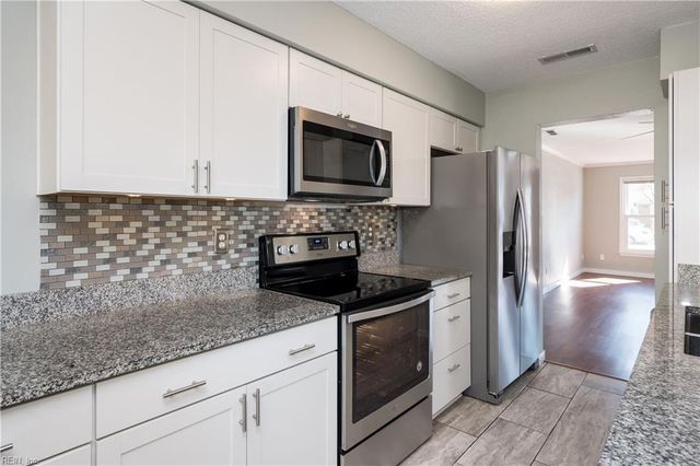 221 Mannings LN, Virginia Beach, VA 23462