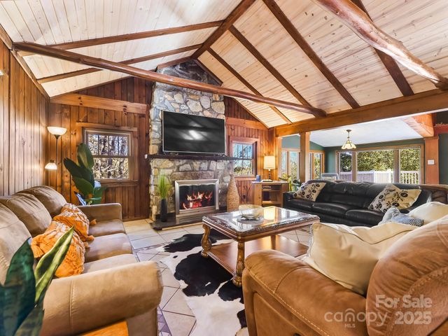 20 Fairview Heights Drive, Hendersonville, NC 28739