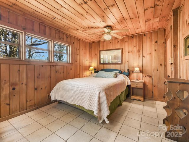 20 Fairview Heights Drive, Hendersonville, NC 28739