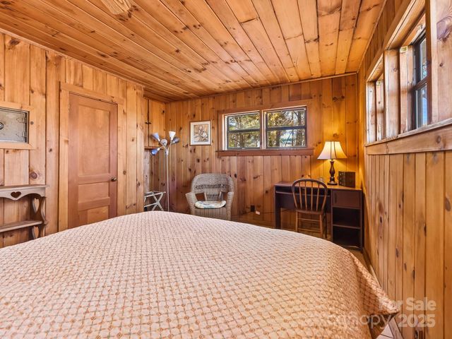 20 Fairview Heights Drive, Hendersonville, NC 28739