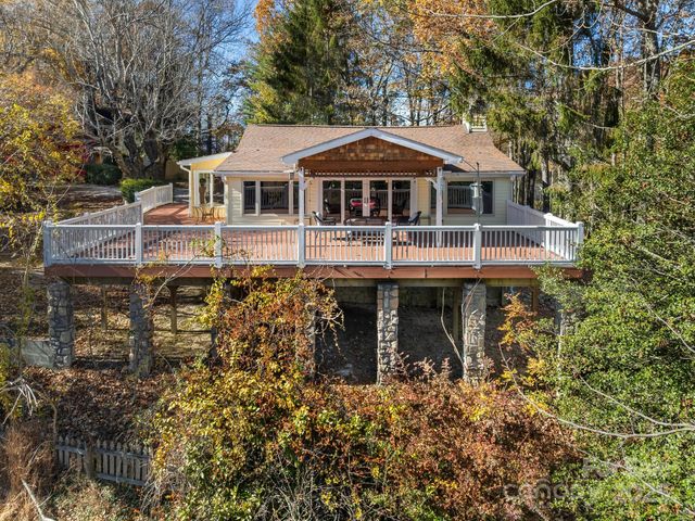 20 Fairview Heights Drive, Hendersonville, NC 28739