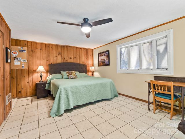 20 Fairview Heights Drive, Hendersonville, NC 28739