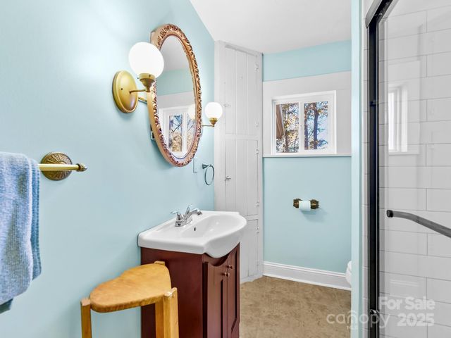 20 Fairview Heights Drive, Hendersonville, NC 28739