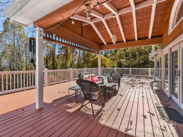 20 Fairview Heights Drive, Hendersonville, NC 28739