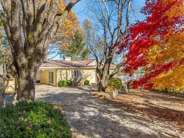 20 Fairview Heights Drive, Hendersonville, NC 28739