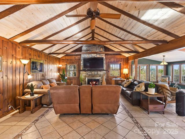 20 Fairview Heights Drive, Hendersonville, NC 28739