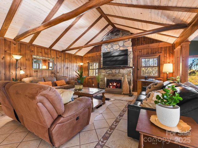 20 Fairview Heights Drive, Hendersonville, NC 28739