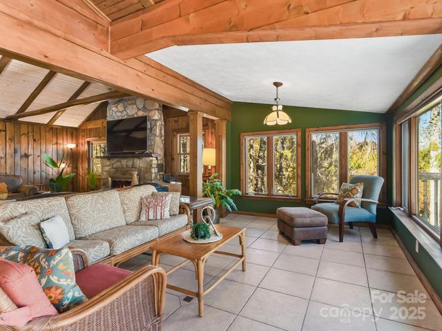 20 Fairview Heights Drive, Hendersonville, NC 28739