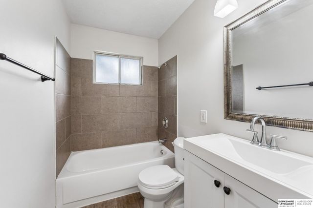 5085 S 105th Street, Omaha, NE 68127