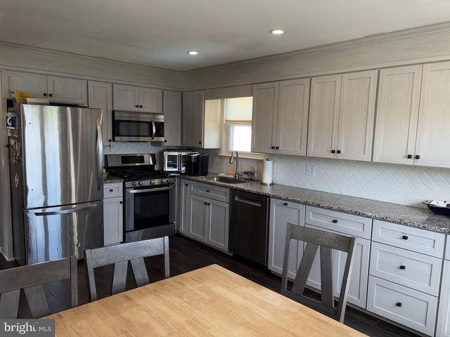 402 GROSSTOWN RD, Stowe, PA 19464