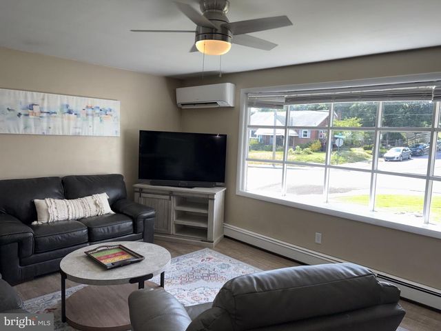 402 GROSSTOWN RD, Stowe, PA 19464
