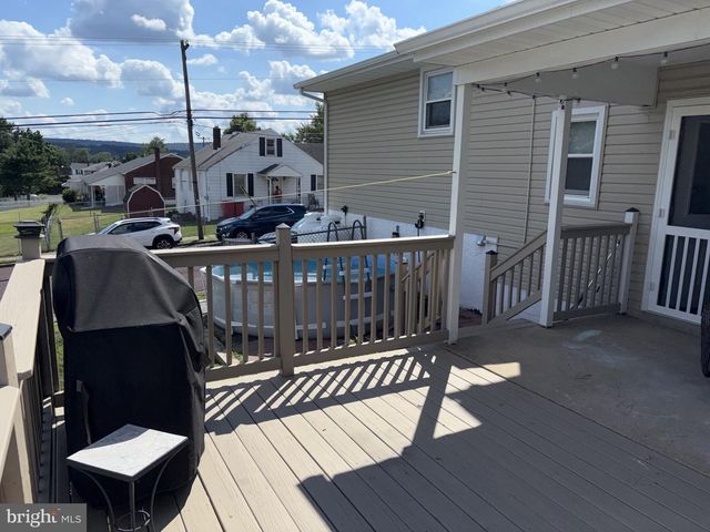 402 GROSSTOWN RD, Stowe, PA 19464