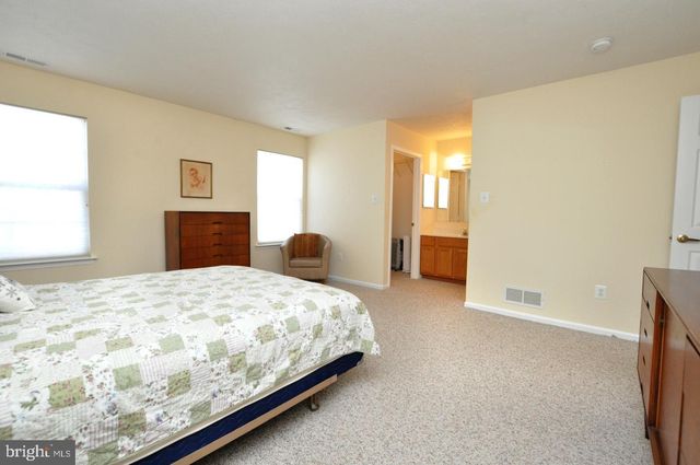 42 CLIFFORD CT, Mount Laurel, NJ 08054