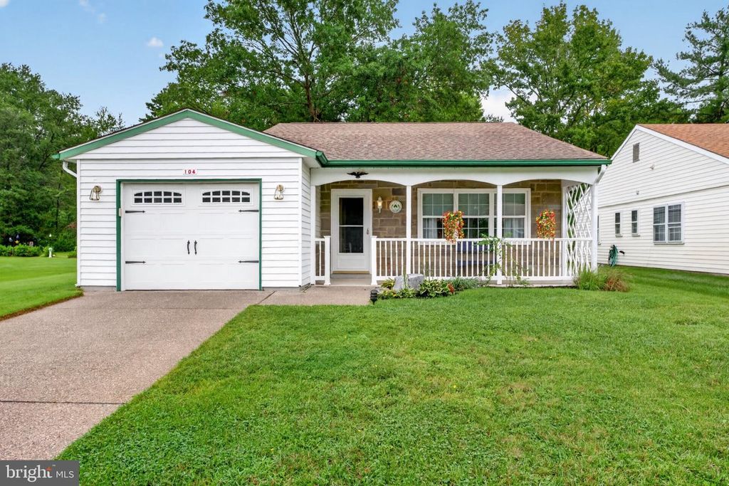 104 DORCHESTER DR, SOUTHAMPTON, NJ 08088 — exterior