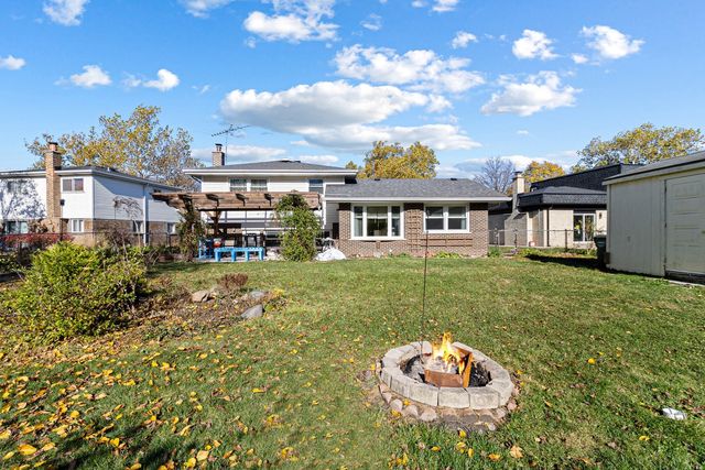 2430 S Shag Bark Trail, Arlington Heights, IL 60005