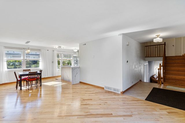 2430 S Shag Bark Trail, Arlington Heights, IL 60005