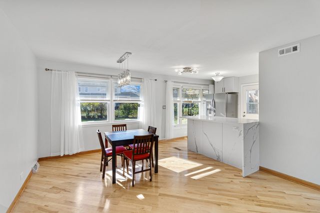 2430 S Shag Bark Trail, Arlington Heights, IL 60005