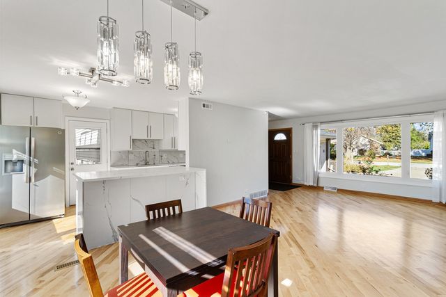 2430 S Shag Bark Trail, Arlington Heights, IL 60005