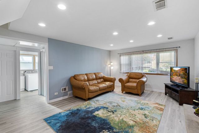 2430 S Shag Bark Trail, Arlington Heights, IL 60005