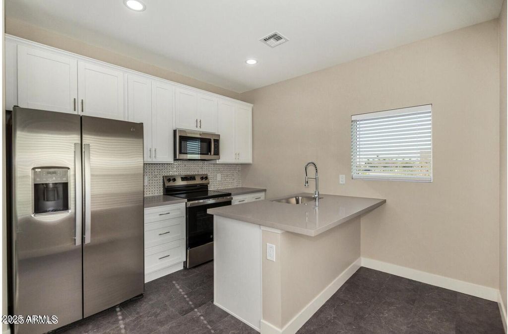 Image 11 of property listing at 1305 E MADISON Street, Phoenix, AZ 85034