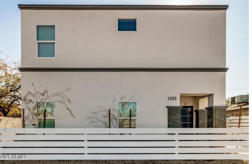 Image 2 of property listing at 1305 E MADISON Street, Phoenix, AZ 85034