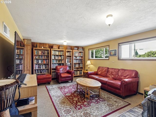 4422 Sw WASHOUGA Ave, Portland, OR 97239